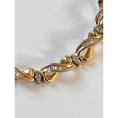 BRACELET en or 585°/°° orné de maillon 8...