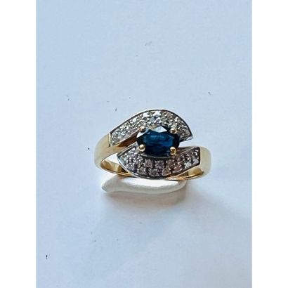 BAGUE croisée en or jaune 750°/°° ornée d’un...