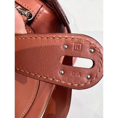 HERMES Paris. Sac Lindy en cuir rosy. Garniture...