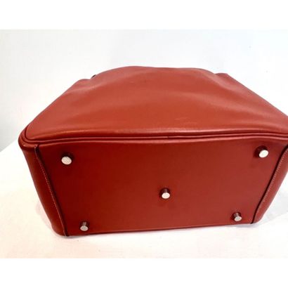 HERMES Paris. Sac Lindy en cuir rosy. Garniture...