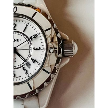 CHANEL. MONTRE J12 en céramique blanche....