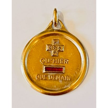 MEDAILLE D’AMOUR en or jaune 750°/°° «+ qu’hier...