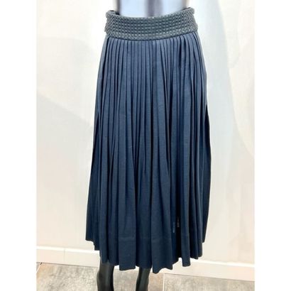 HERMES Paris. Jupe plissée fendue sur les...