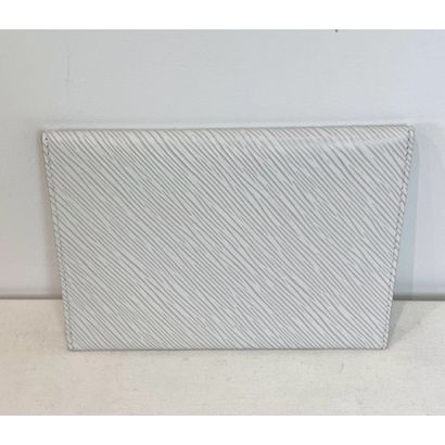 VUITTON. Pochette enveloppe en cuir épi blanc...