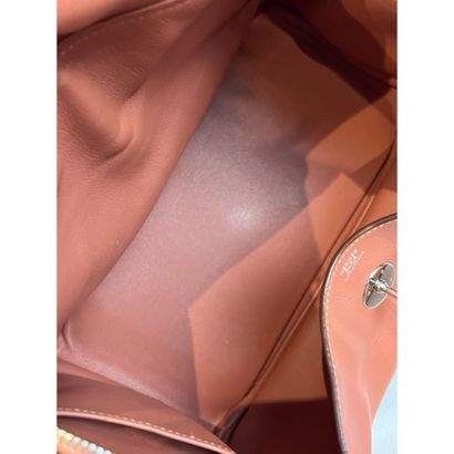 HERMES Paris. Sac Lindy en cuir rosy. Garniture...