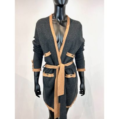 CHANEL. Gilet manteau en tricoté cachemire...