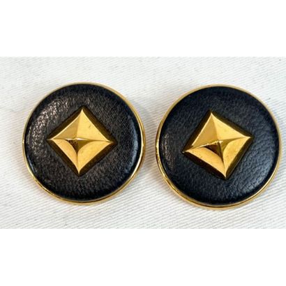 HERMES. Paire de clips d’oreilles en métal...