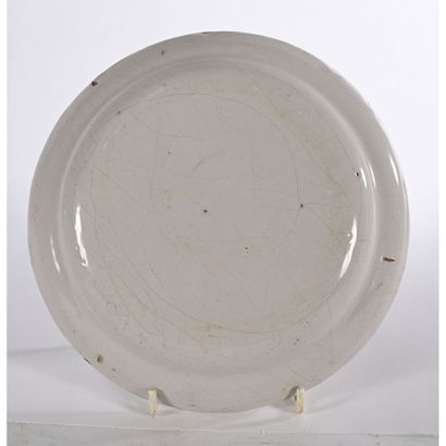 LA ROCHELLE (?). Assiette en faïence à décor...