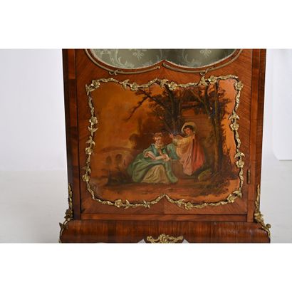 VITRINE 1900 de forme mouvementée en placage...