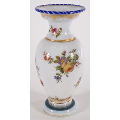 NAPOLEON III opaline vase with white base...