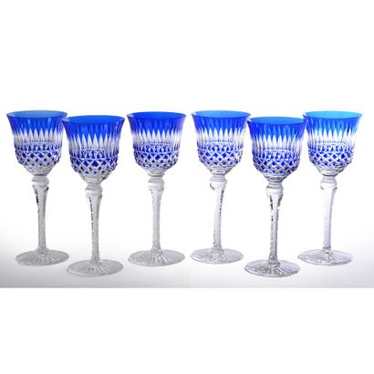 SUITE DE 6 VERRES en cristal probablement...