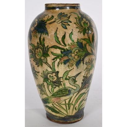 IRAN. VASE en céramique émaillée à décor...