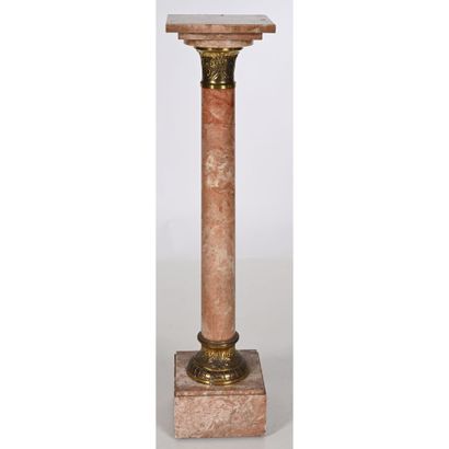 COLONNE en marbre rosé à section carrée....