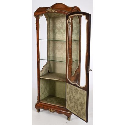 VITRINE 1900 de forme mouvementée en placage...