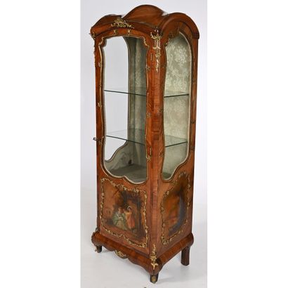 VITRINE 1900 de forme mouvementée en placage...