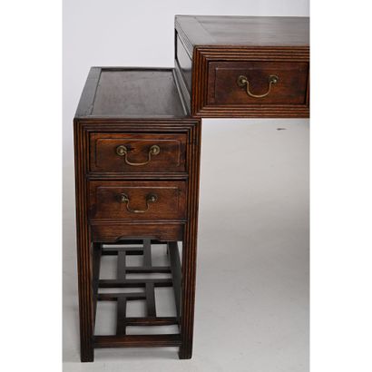 BUREAU CHINOIS en bois dur exotique, teck....