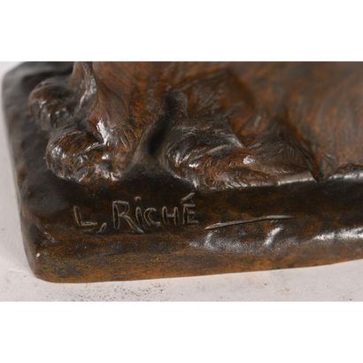 RICHÉ Louis. (1877-1949). «Chat assis». Bronze...