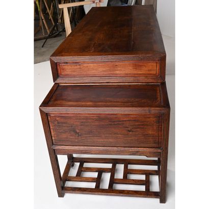 BUREAU CHINOIS en bois dur exotique, teck....