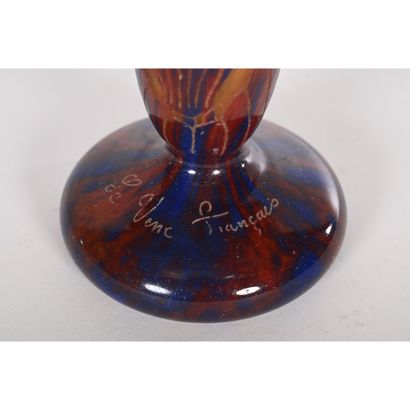 LE VERRE FRANÇAIS. VASE de forme cornet sur...
