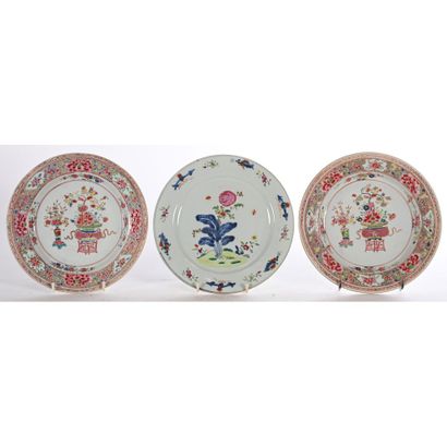 CHINESE PORCELAIN DISH with polychrome decoration...