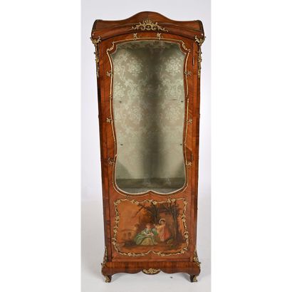 VITRINE 1900 de forme mouvementée en placage...