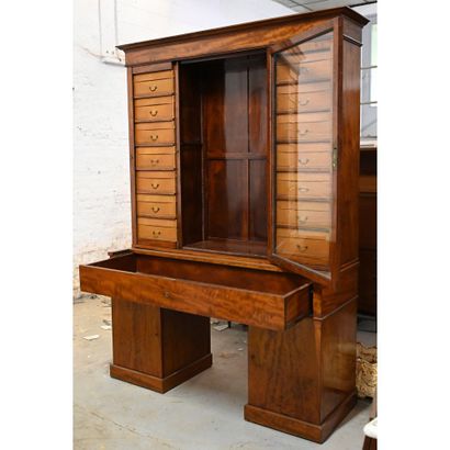 BUREAU LOUIS-PHILIPPE à caisson formant cartonnier...
