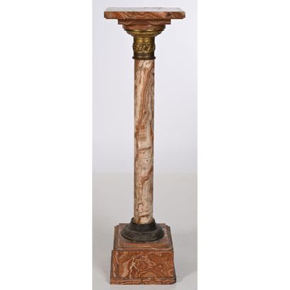 COLONNE en marbre rosea section carree. Le...