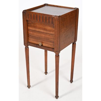 LITTLE LOUIS XVI TABLE in walnut opening...