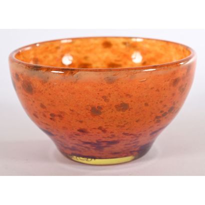 DAUM France. PETITE COUPE en verre irisé...
