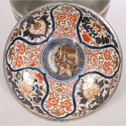 IMARI. IMPORTANTE SOUPIÈRE et son couvercle...