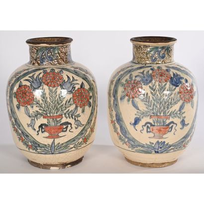 IRAN. PAIRE DE VASES en céramique émaillée...
