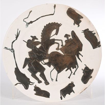 PICASSO et MADOURA. PLAT en céramique émaillée...