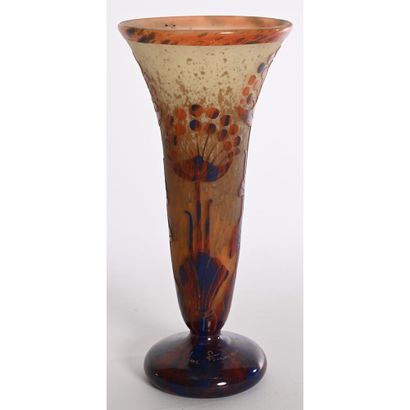 LE VERRE FRANÇAIS. VASE de forme cornet sur...