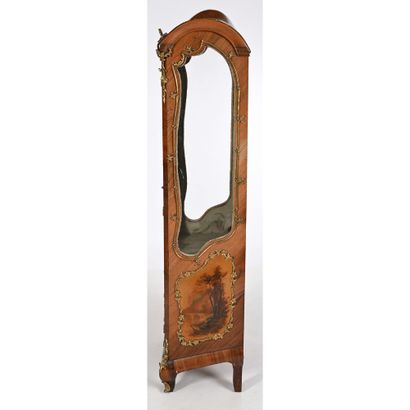VITRINE 1900 de forme mouvementée en placage...