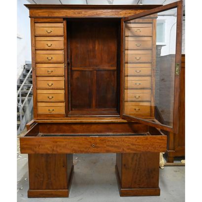 BUREAU LOUIS-PHILIPPE à caisson formant cartonnier...
