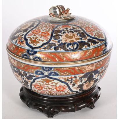 IMARI. IMPORTANTE SOUPIÈRE et son couvercle...