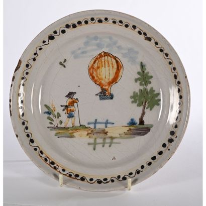 LA ROCHELLE (?). Assiette en faïence à décor...