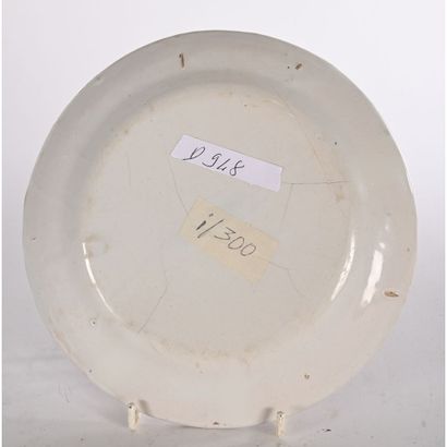 LES ISLETTES. ASSIETTE en faïence polychrome...