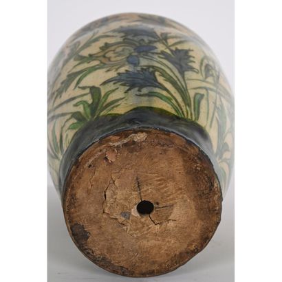 IRAN. VASE en céramique émaillée à décor...