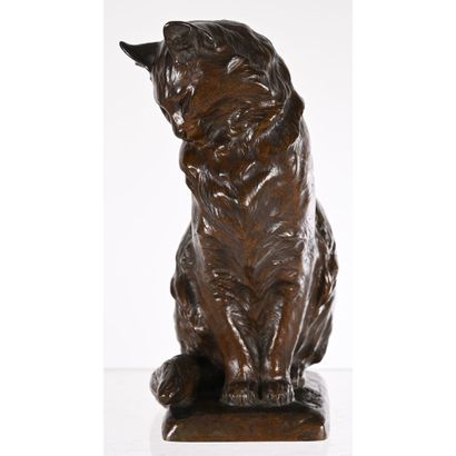 RICHÉ Louis. (1877-1949). «Chat assis». Bronze...