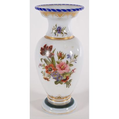 NAPOLEON III opaline vase with white base...