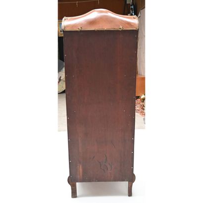VITRINE 1900 de forme mouvementée en placage...