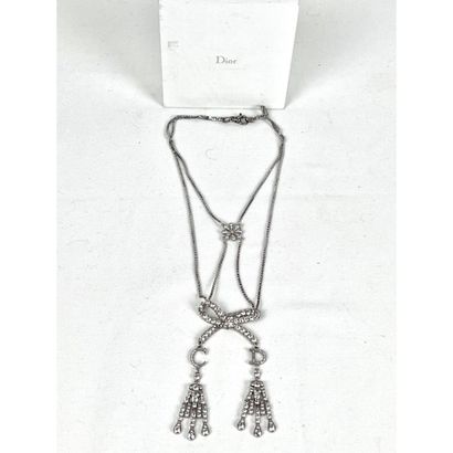 DIOR. Collier en métal argenté «Cristal»....