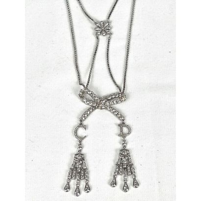 DIOR. Collier en métal argenté «Cristal»....