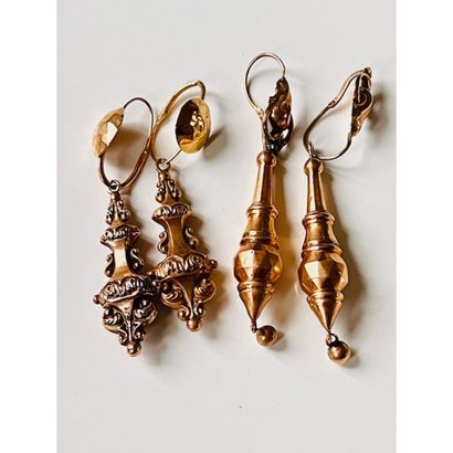 1900. 2 PAIRES DE BOUCLES D’OREILLES pendants...