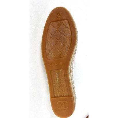 CHANEL. Espadrilles bicolores en cuir blanc...