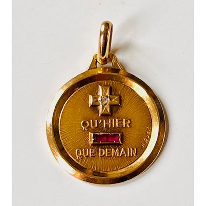 MEDAILLE d’amour en or jaune 750°/°° «+ qu’hier...