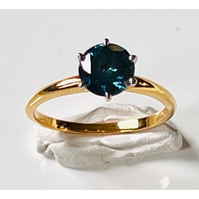 BAGUE en or jaune 750°/°° ornée d’un diamant...