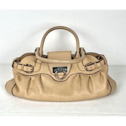 FERRAGAMO. Sac en cuir grainé beige. 2 anses...