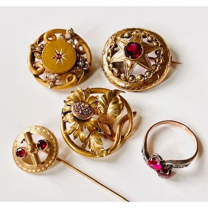 1900. 3 BROCHES rondes, une épingle à cravate...